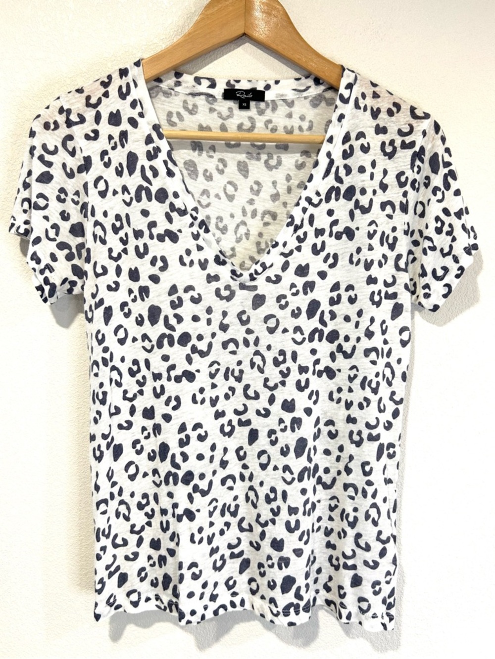 RAILS Cara Snow Leopard Print Linen V-Neck Top Casual Relaxed Minimalist XS